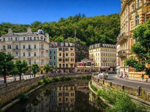 Vistas del río y la ciudad durante la excursión a Karlovy Vary