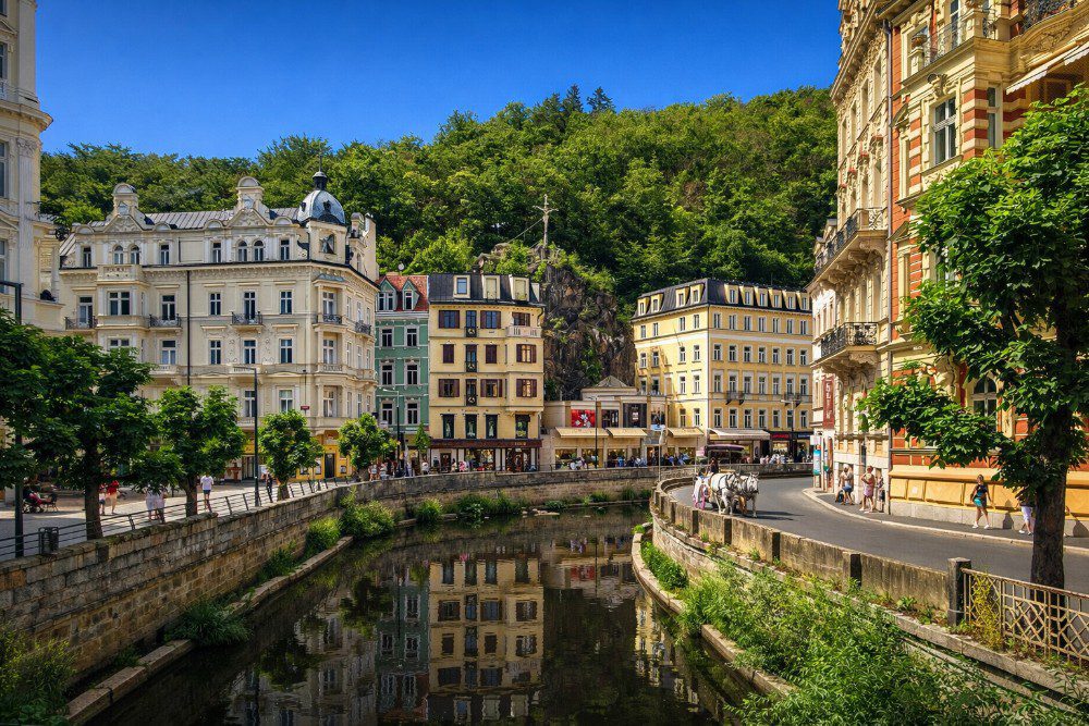 Vistas del río y la ciudad durante la excursión a Karlovy Vary