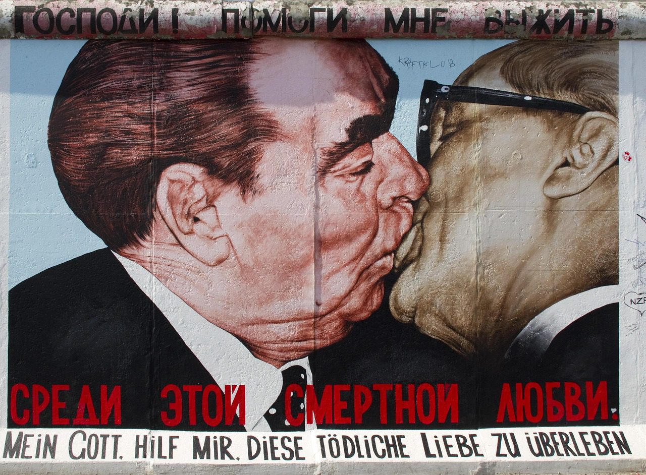 East Side Gallery, tramo del Muro de Berlín pintado con murales