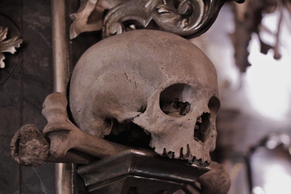 Osario de Sedlec en Kutná Hora, capilla decorada con huesos humanos