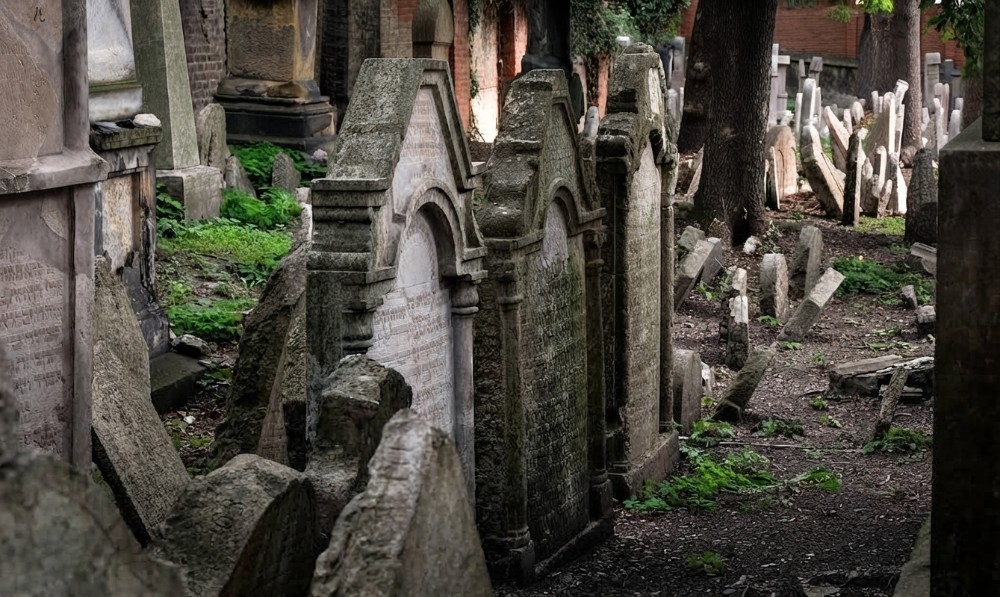 Antiguo Cementerio Judío de Praga, con sus lápidas amontonadas