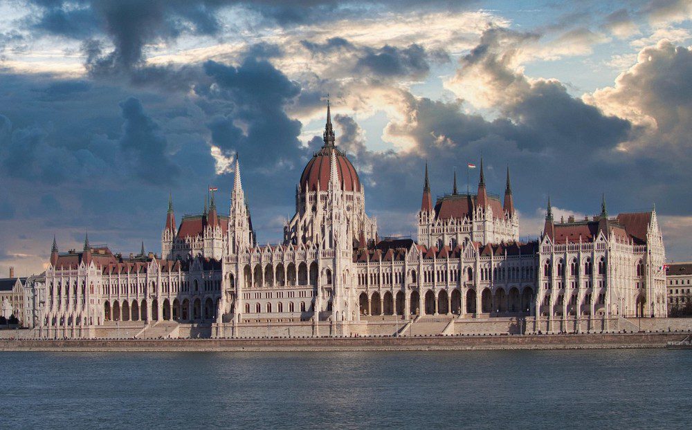 Parlamento de Hungría en Budapest, junto al río Danubio